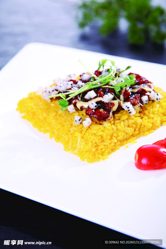 黄金炒饭配香葱与红椒