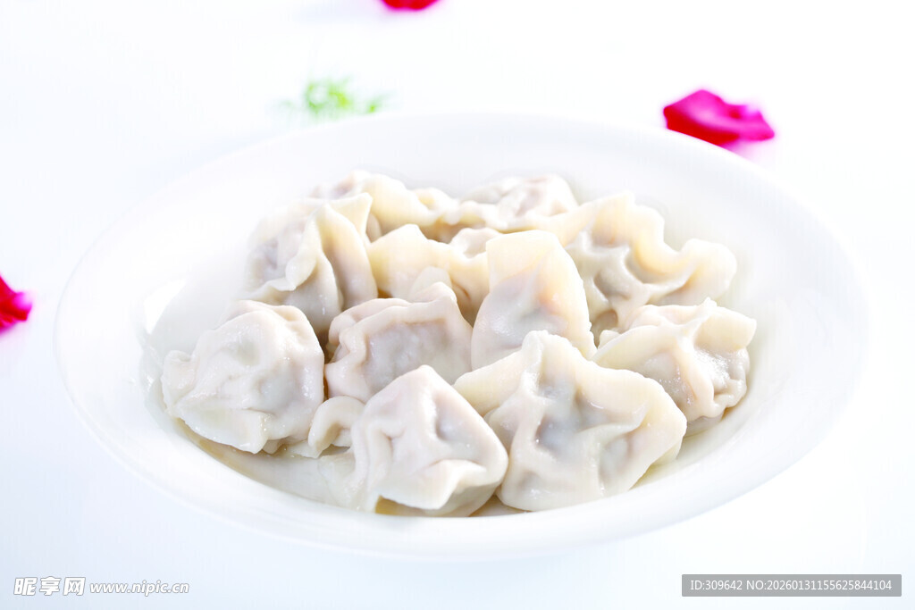 美味水饺摆放在白色盘中