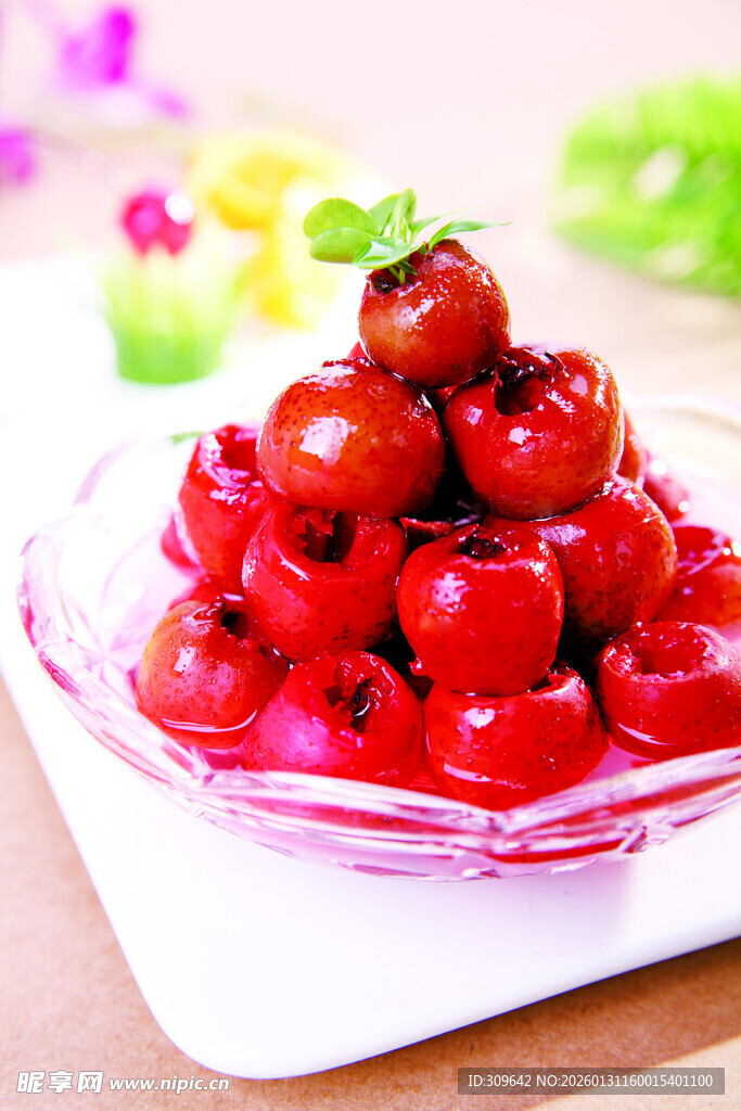 一盘鲜红诱人的山楂