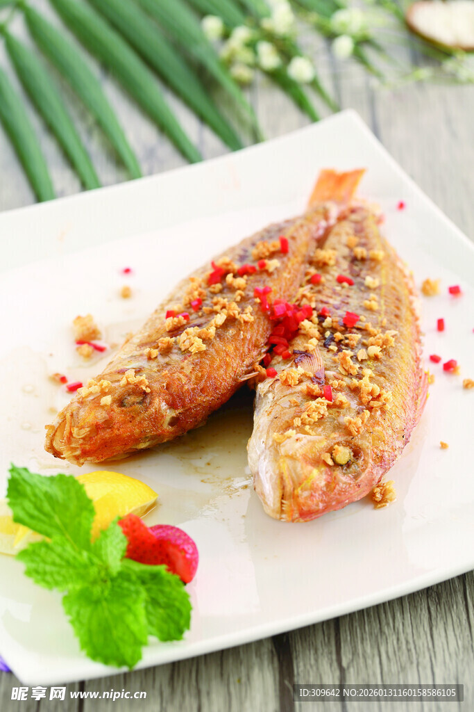 香煎鱼配彩蔬摆盘精美