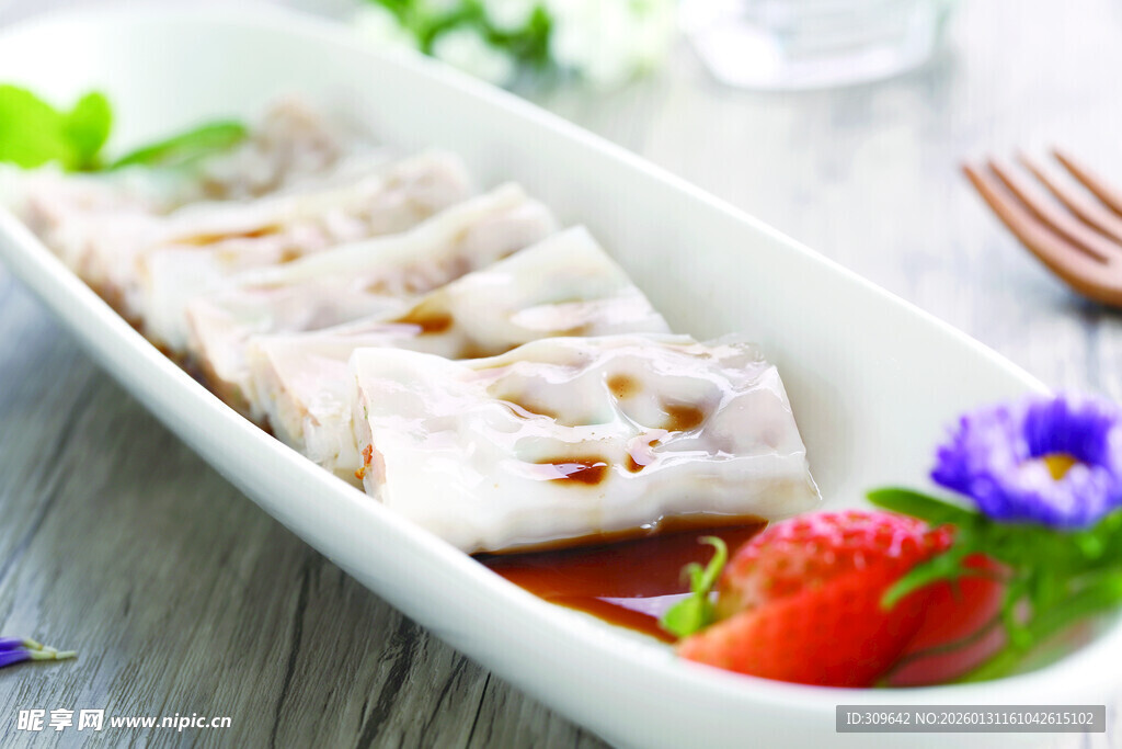 美味凉拌藕片摆盘精致