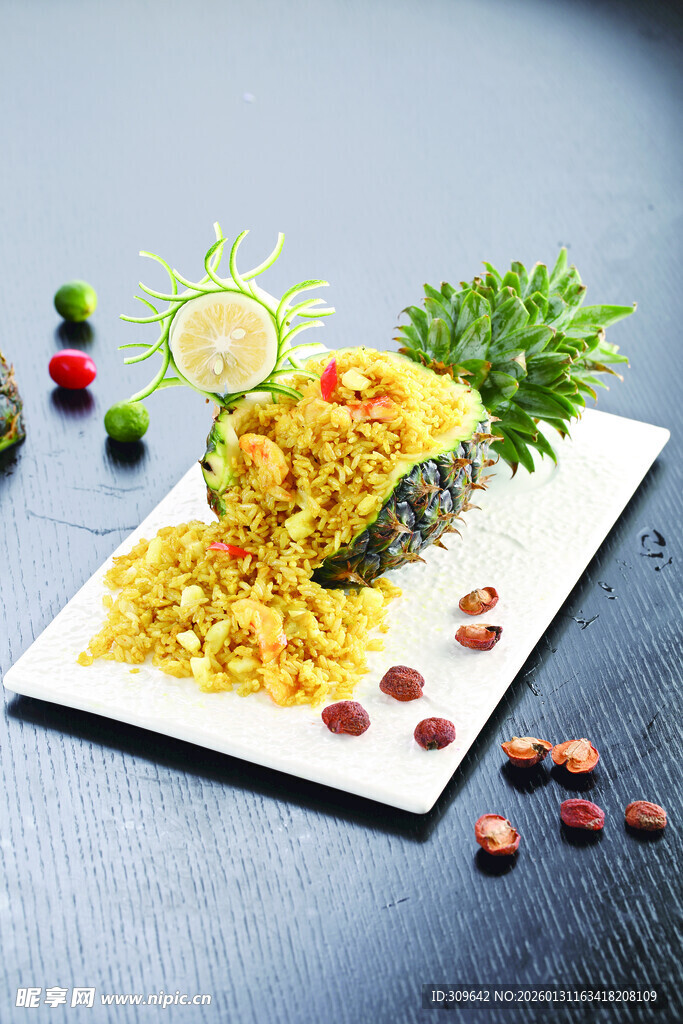 美味菠萝炒饭摆盘精致