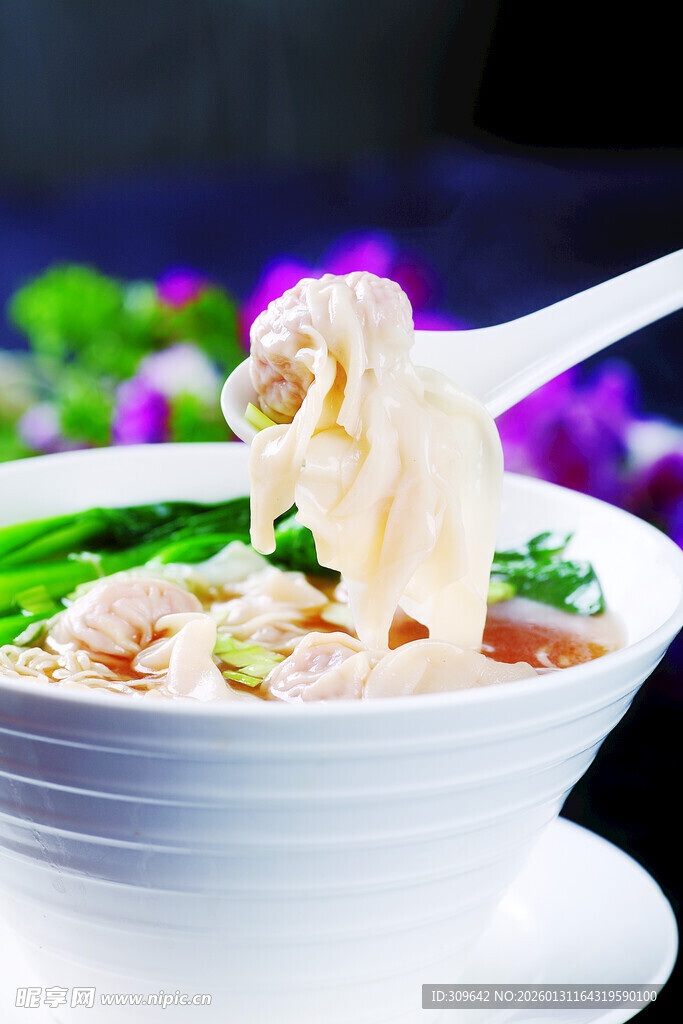 美味鸡肉面条被勺子舀起