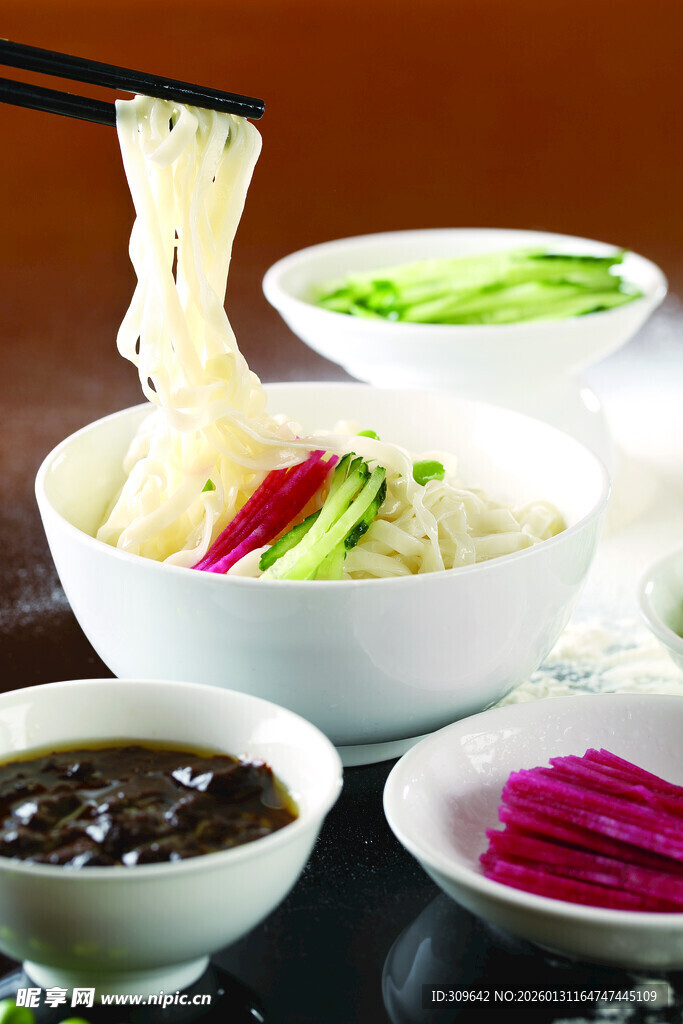 美味面食搭配多样小菜