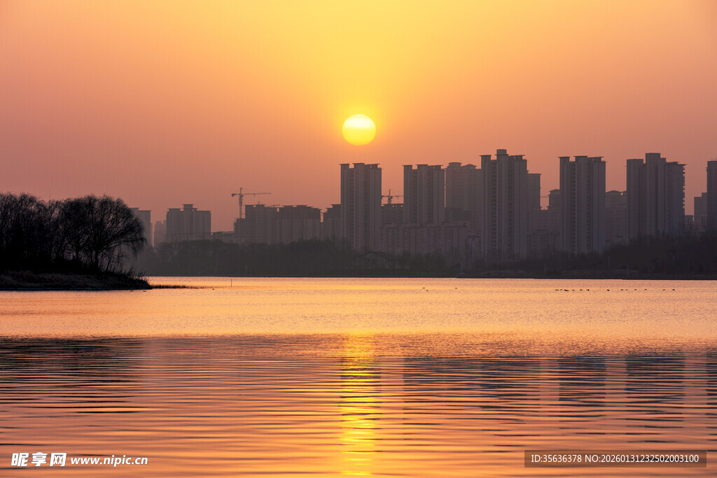 鹤鸣湖畔朝阳普照下的城市天际线