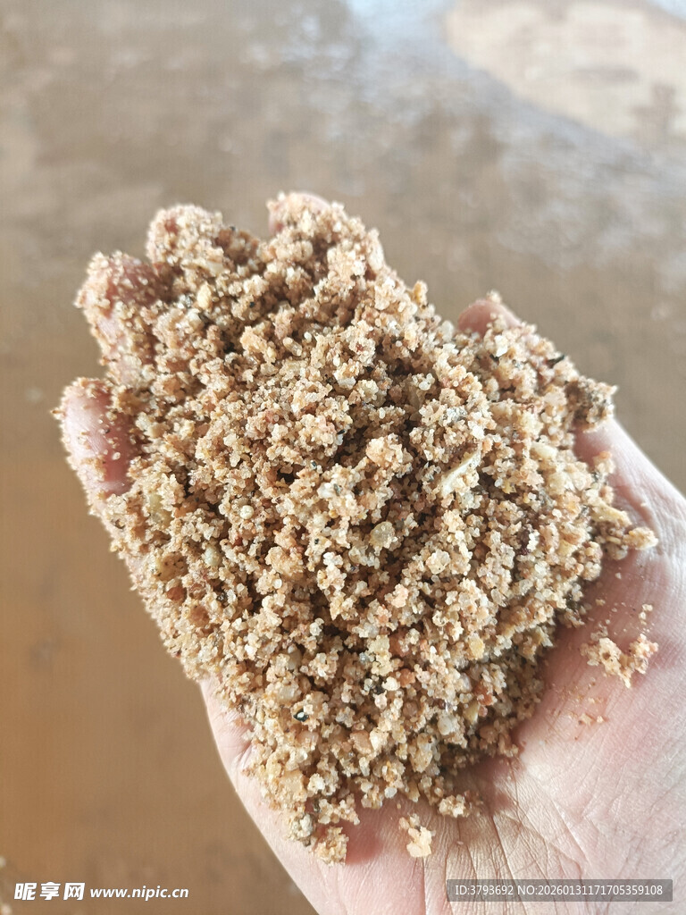 手中的褐色松散物质