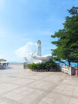 南海观音海滨广场与白色雕塑景观