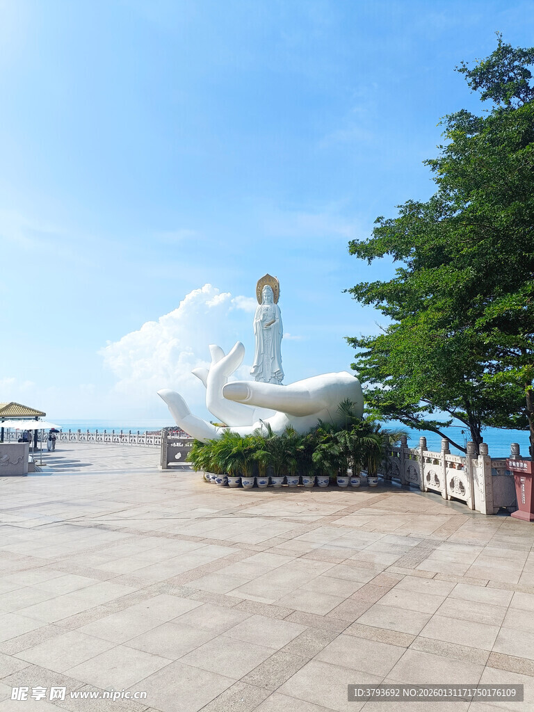 南海观音海滨广场与白色雕塑景观