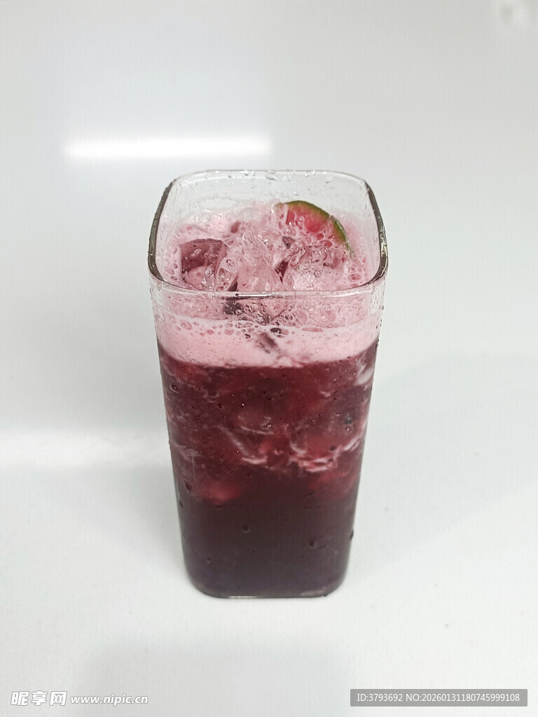 一杯美味的冰饮 桑葚没烦恼