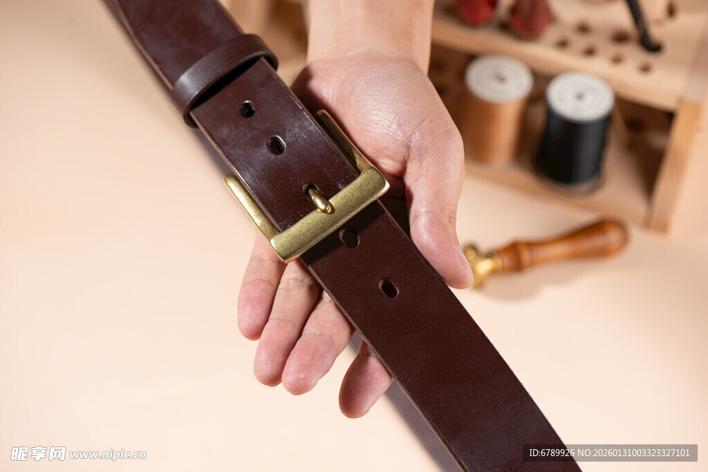 复古风棕色皮带展示