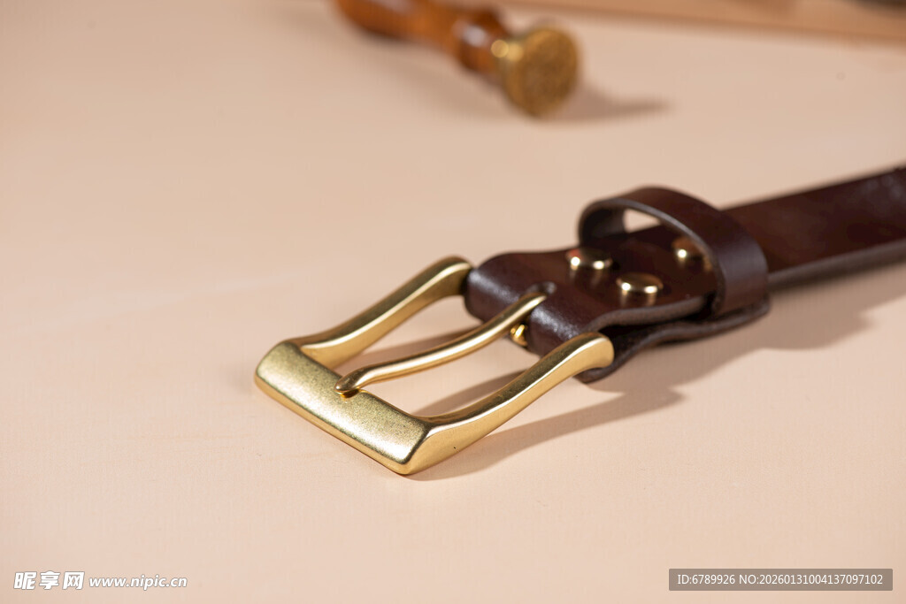 复古风棕色皮带金属扣