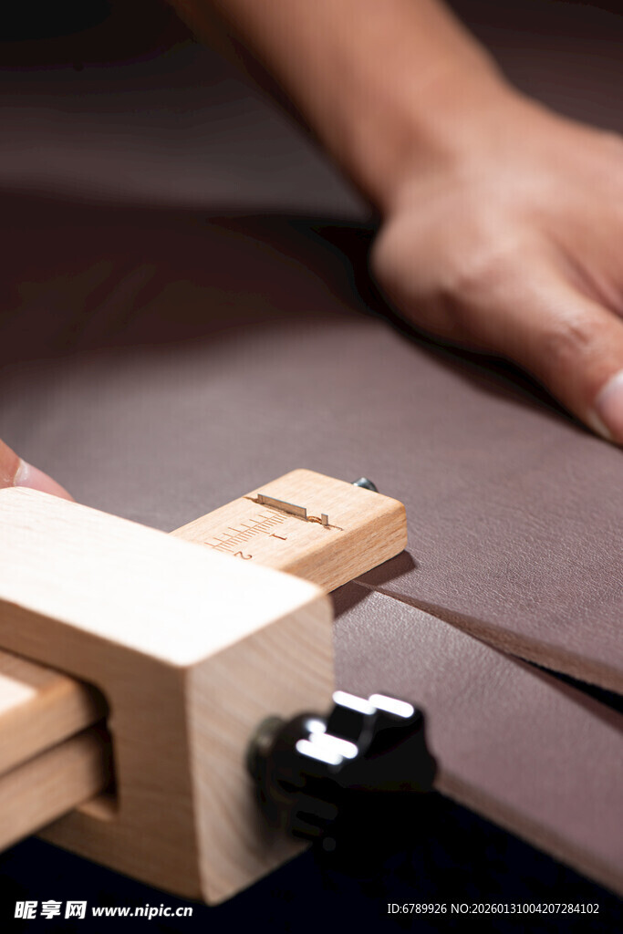 手工皮带切割操作场景