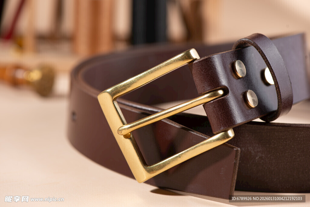 复古真皮金扣皮带