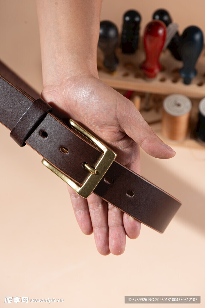 手展示复古风格棕色皮带