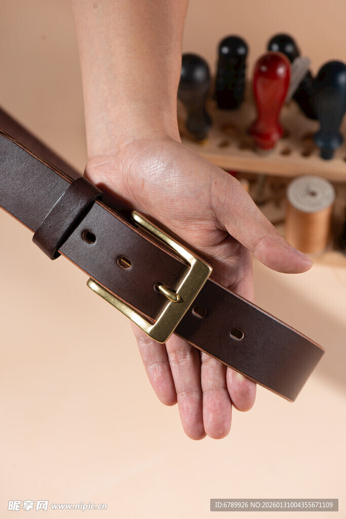 手工制作的精美棕色皮带