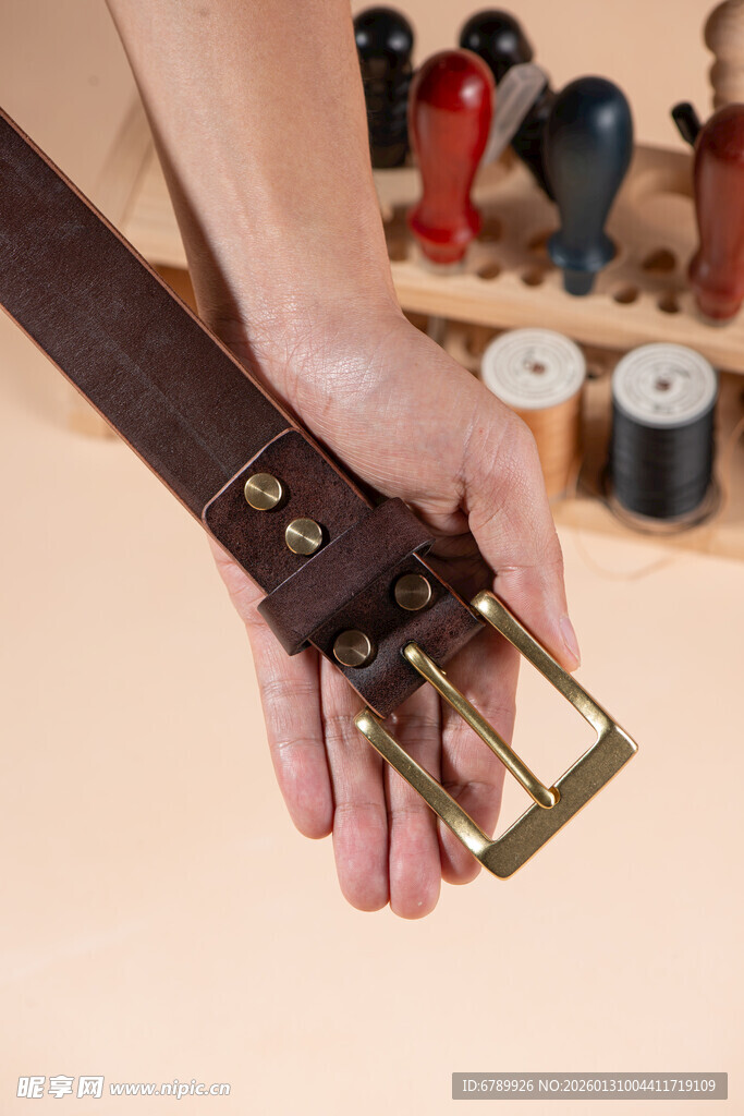 手工制作皮带的手部特写