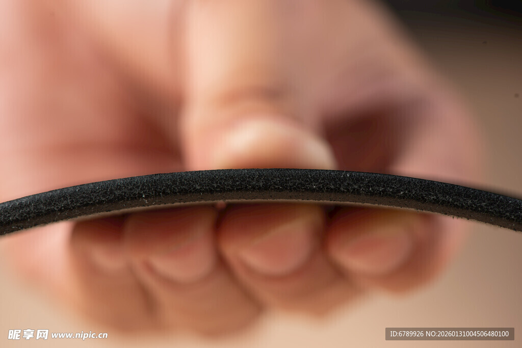 手持黑色皮带侧面特写 