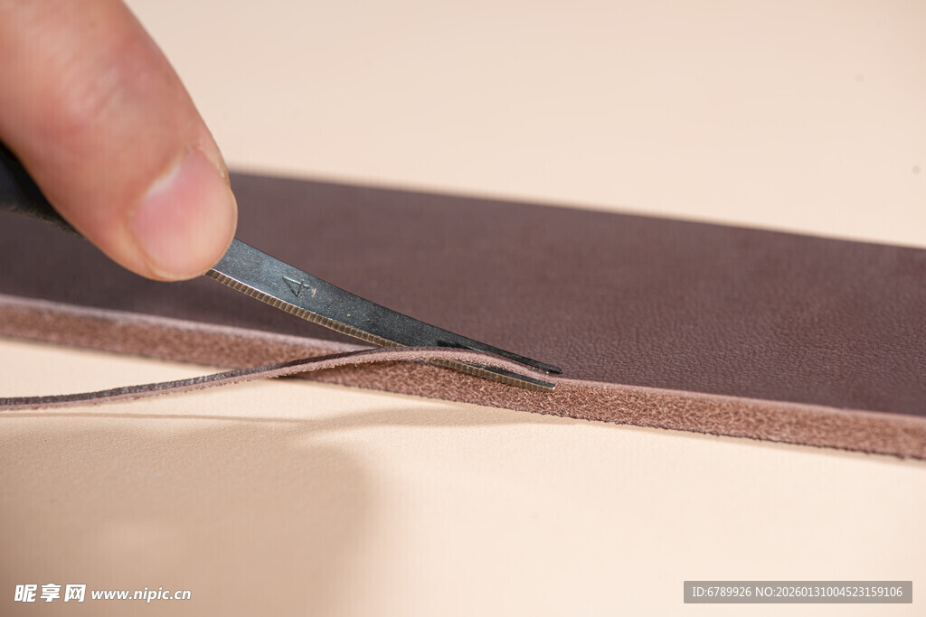 手工皮带制作中的裁剪边缘