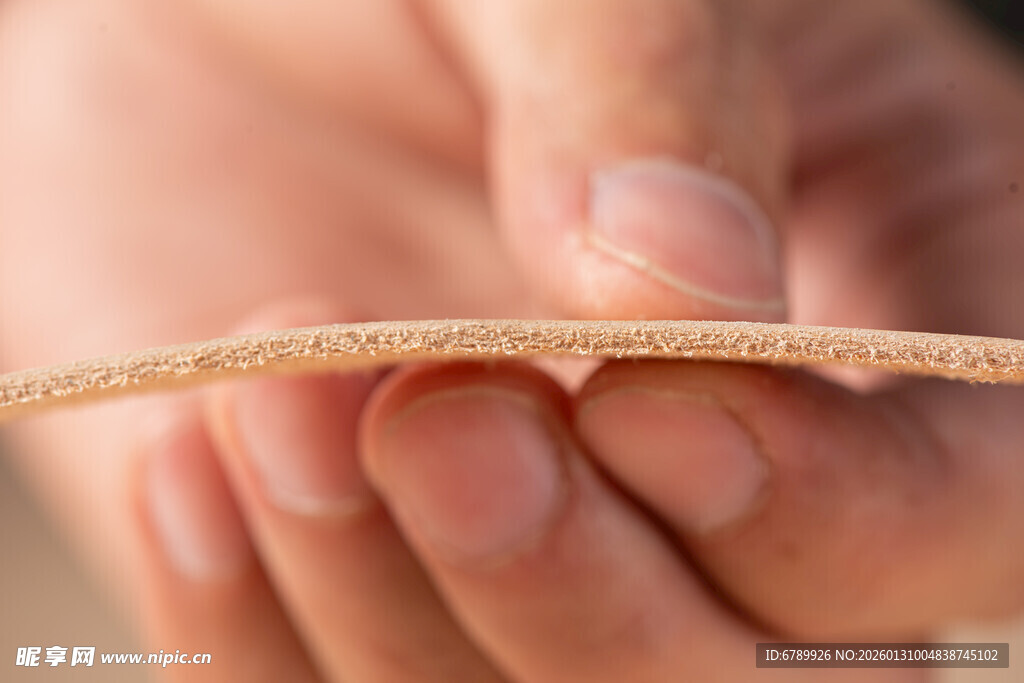 手持皮革特写