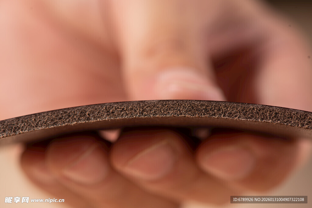 手捧质感皮革细节特写