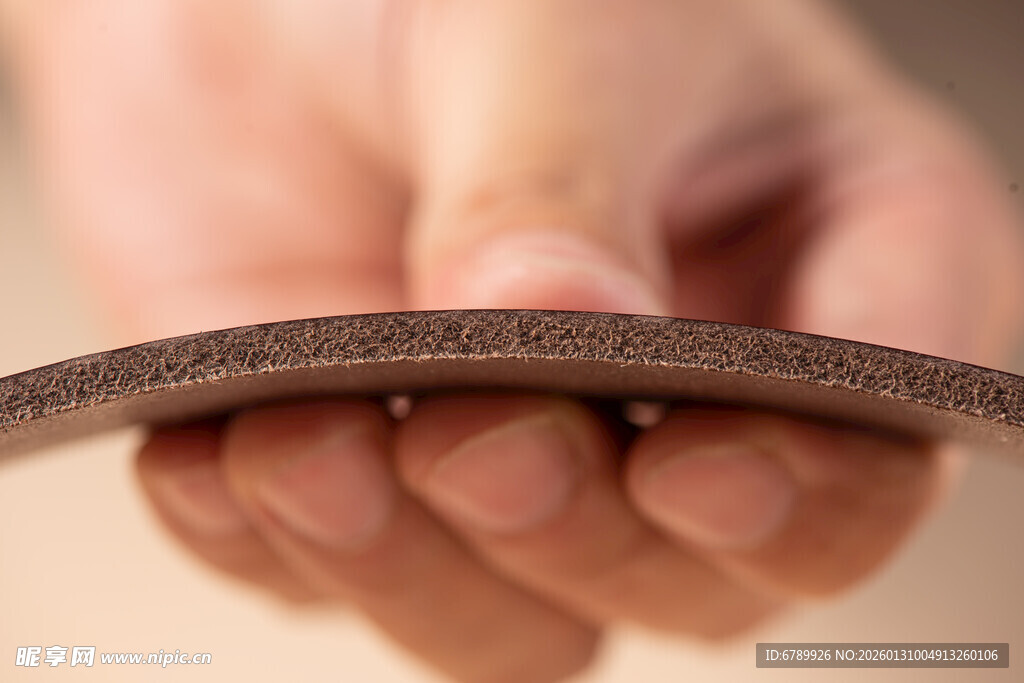 手持棕色皮带特写