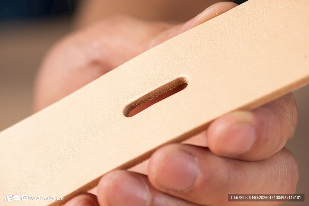 手持皮带 细节特写