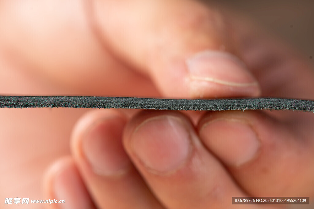 手持皮带侧面特写