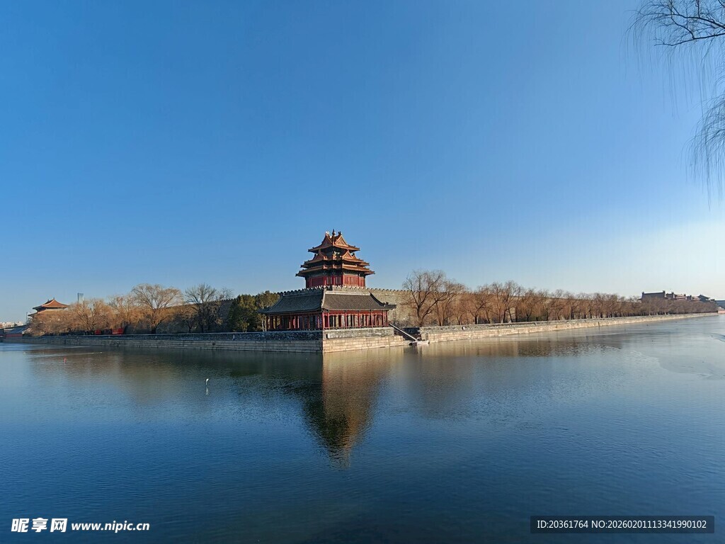 故宫角楼与平静湖水美景