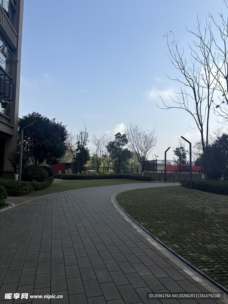 小区内的蜿蜒砖石步道