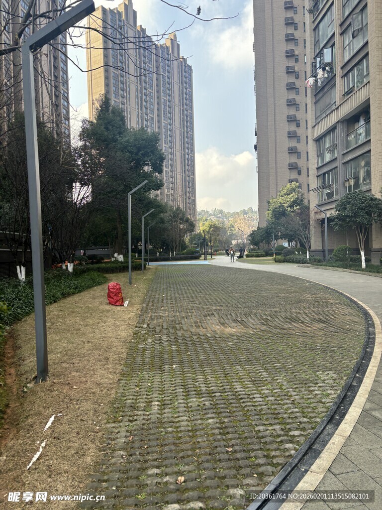 城市中蜿蜒的砖石步道