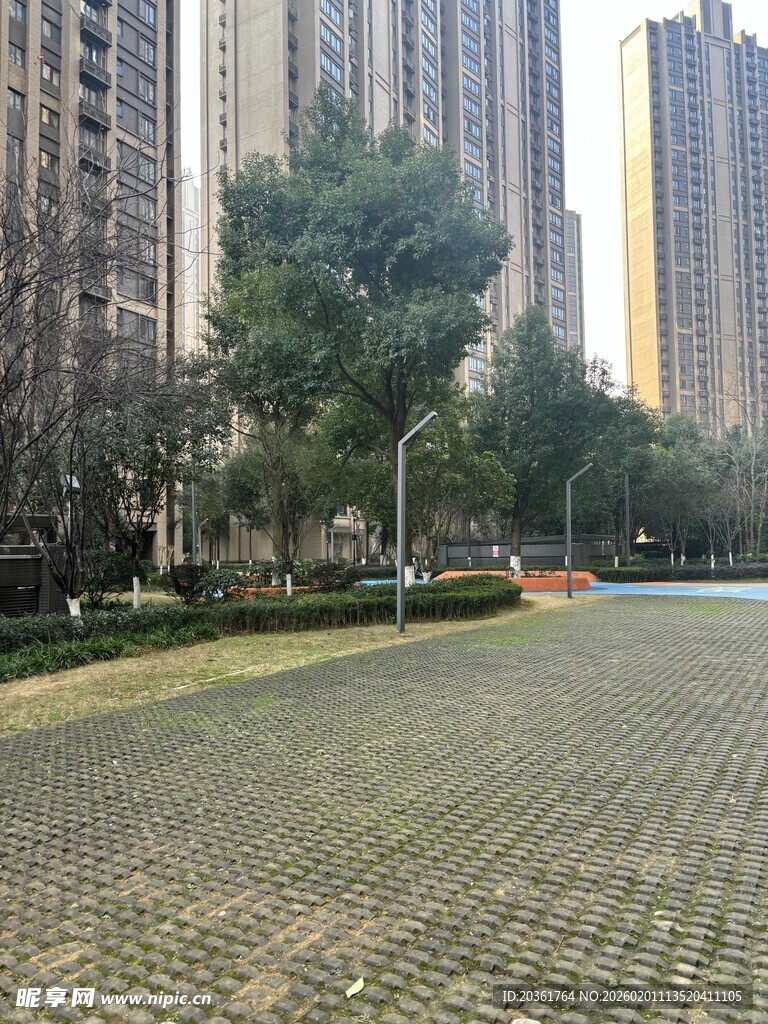 城市小区内的开阔砖石路面