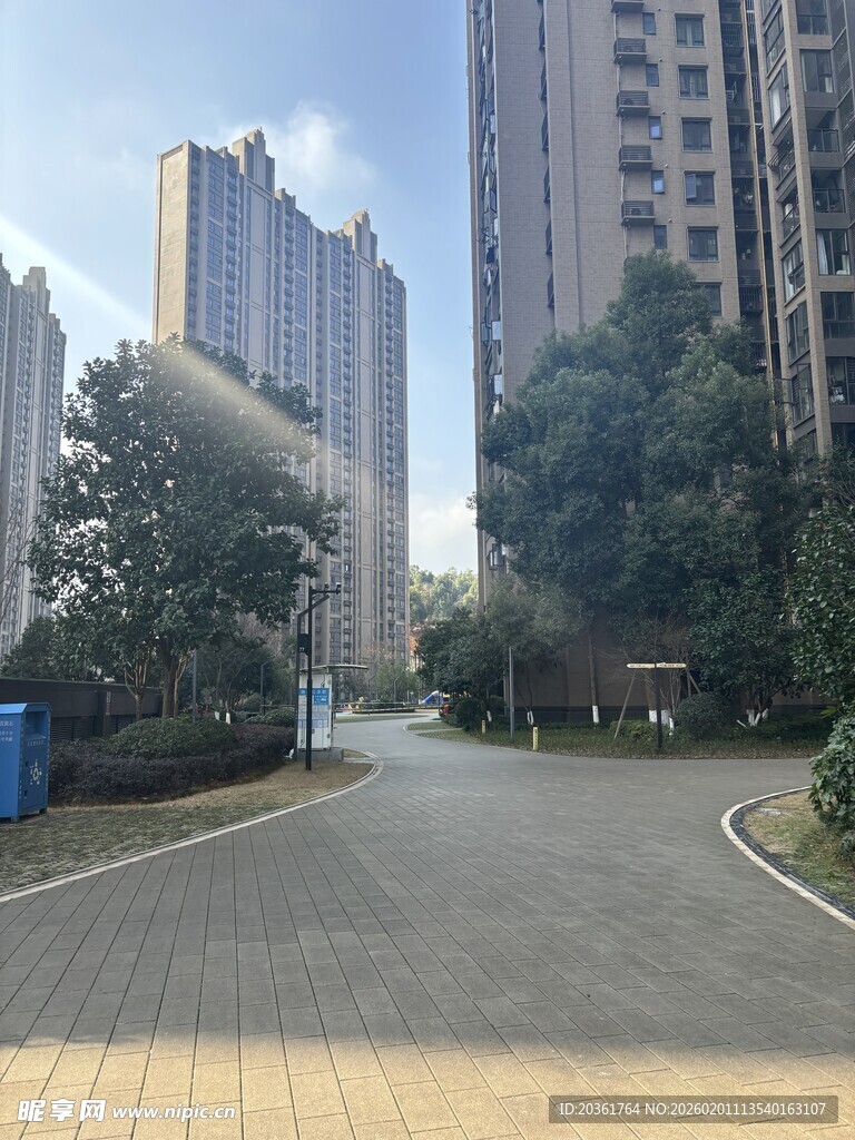 小区内宽敞整洁的道路