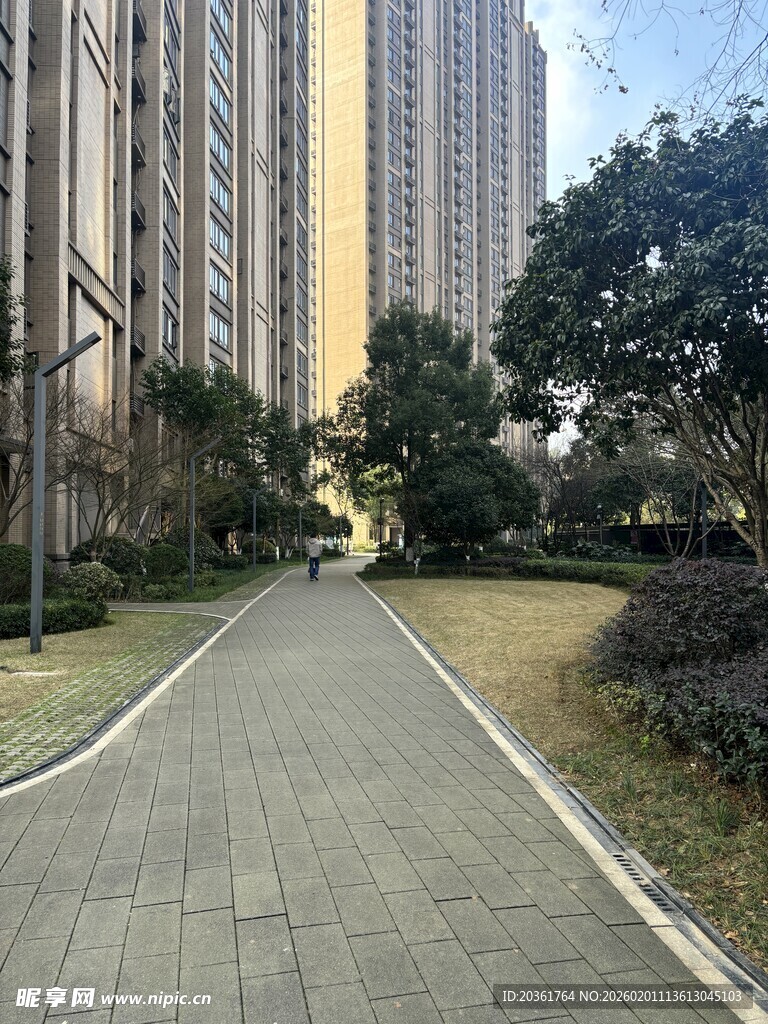 小区内的宽阔步道与高楼