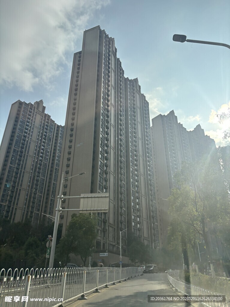 城市高楼林立的街道景象