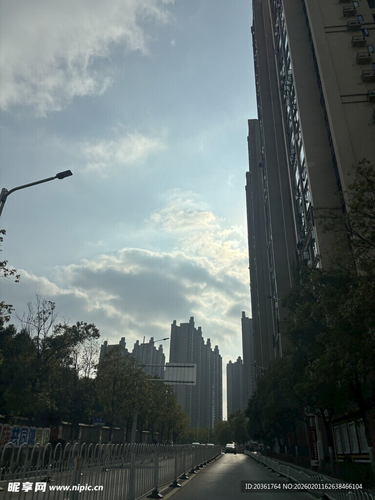 城市道路旁的高楼与天空