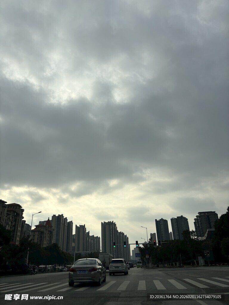 阴天城市道路行车景象