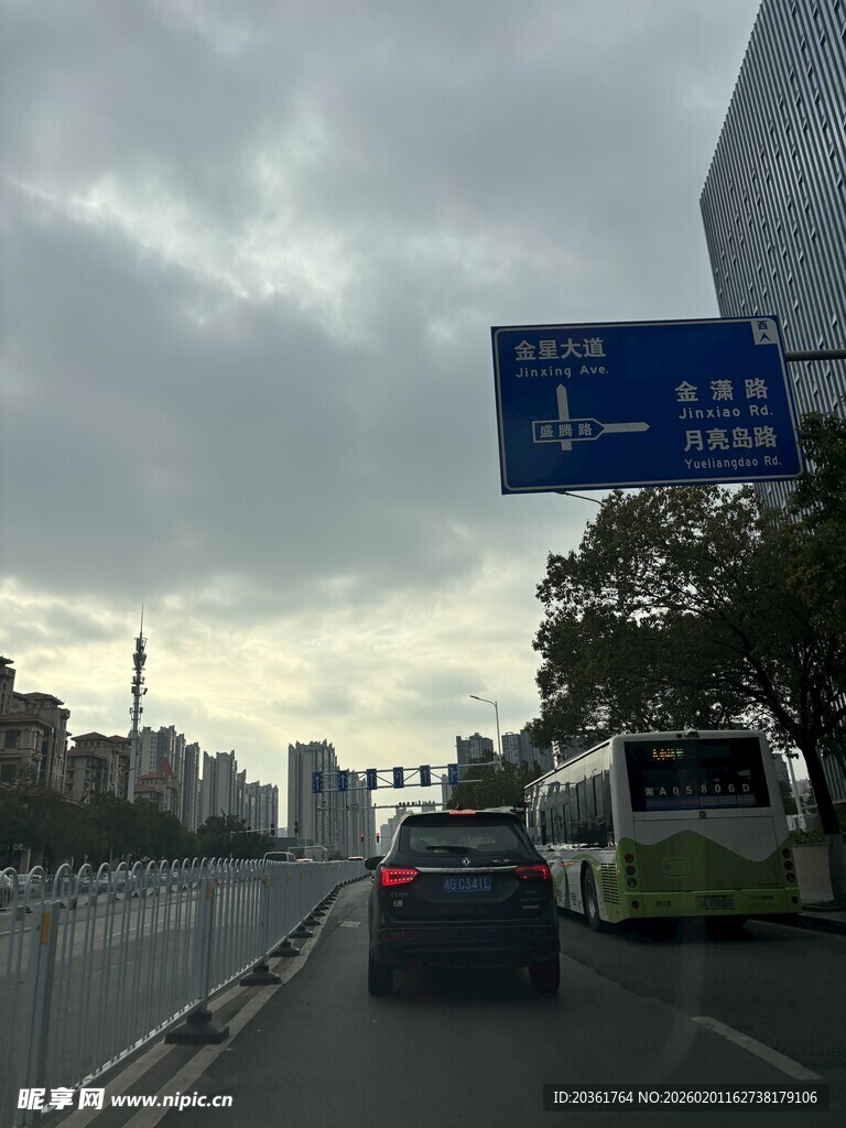 城市道路行车景象