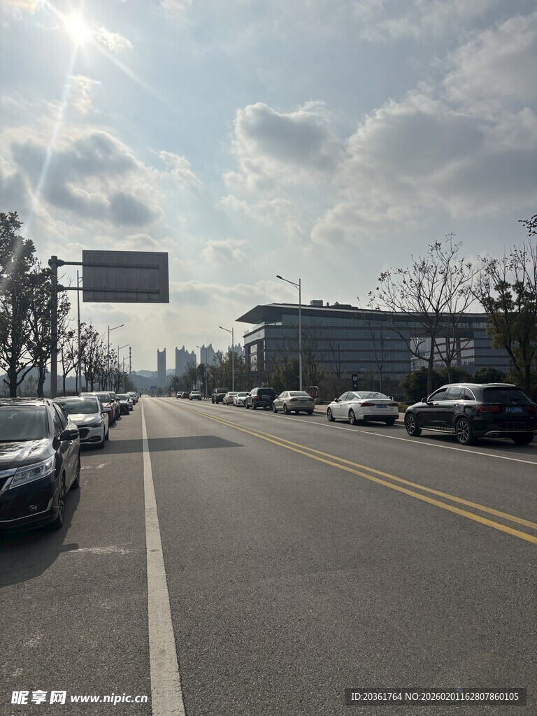 城市道路旁的停车景象