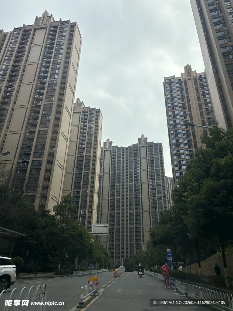 城市高楼林立的街道景象