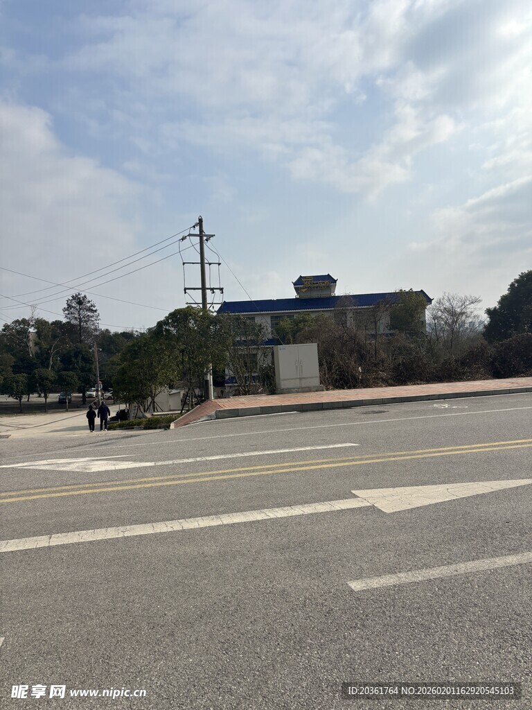 空旷道路旁的低矮建筑