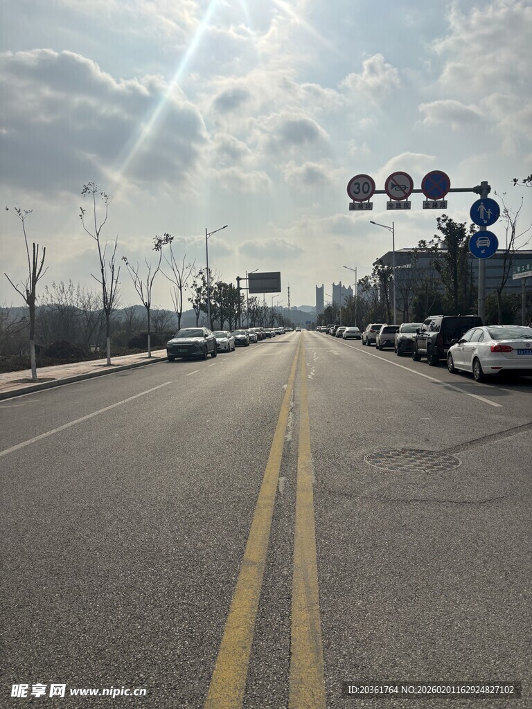 宽阔公路车辆有序停放