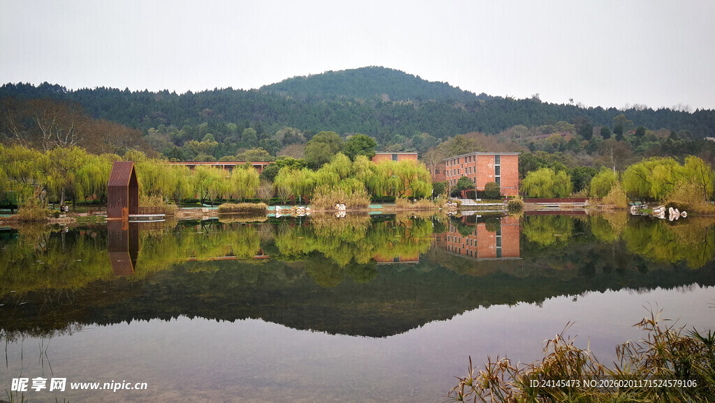 湖畔山林倒影美景