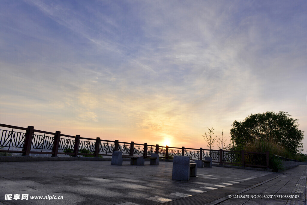 日落时分的户外开阔场景