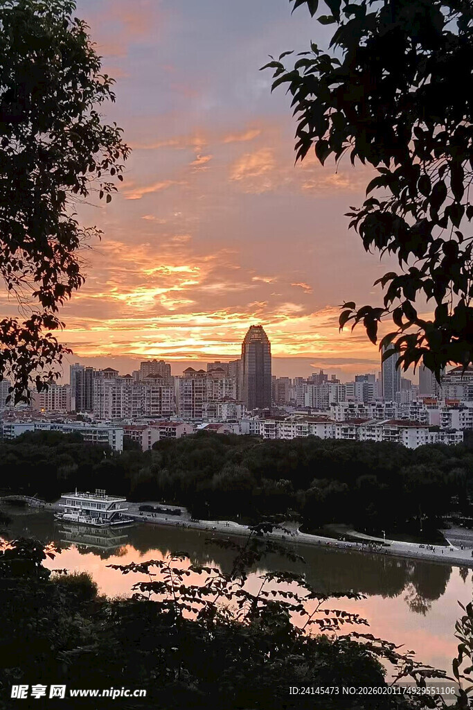 城市河畔绝美日落景观