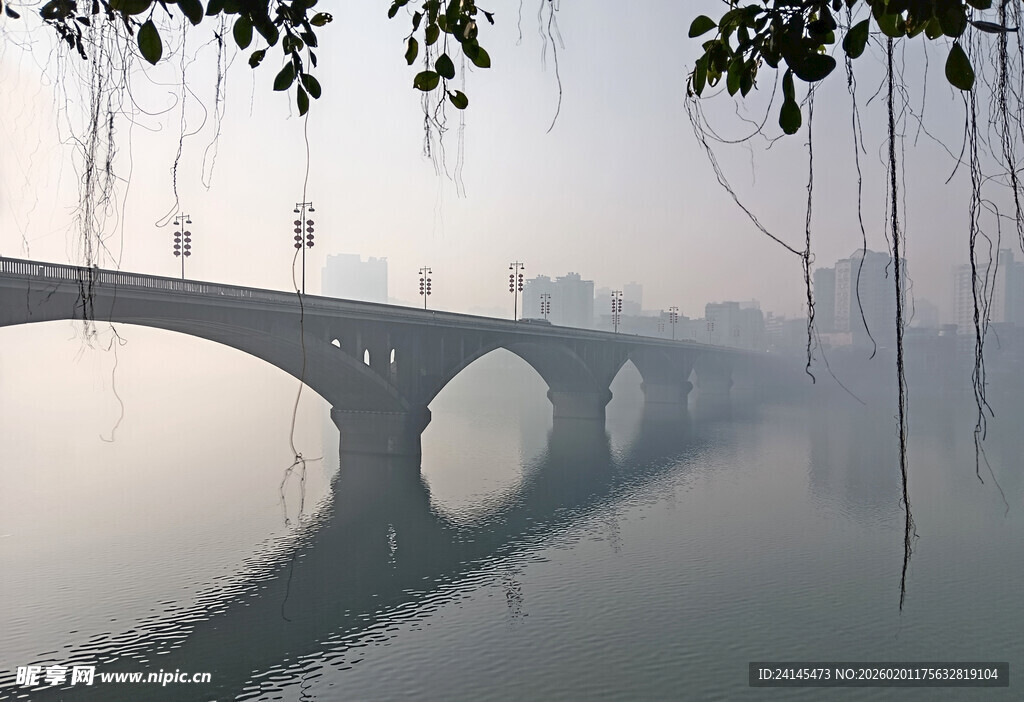 雾中桥影映碧水