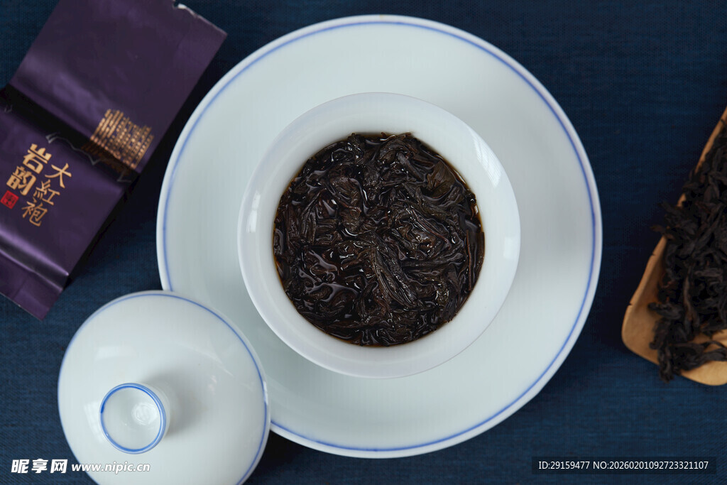 传统茶具与深色茶叶展示