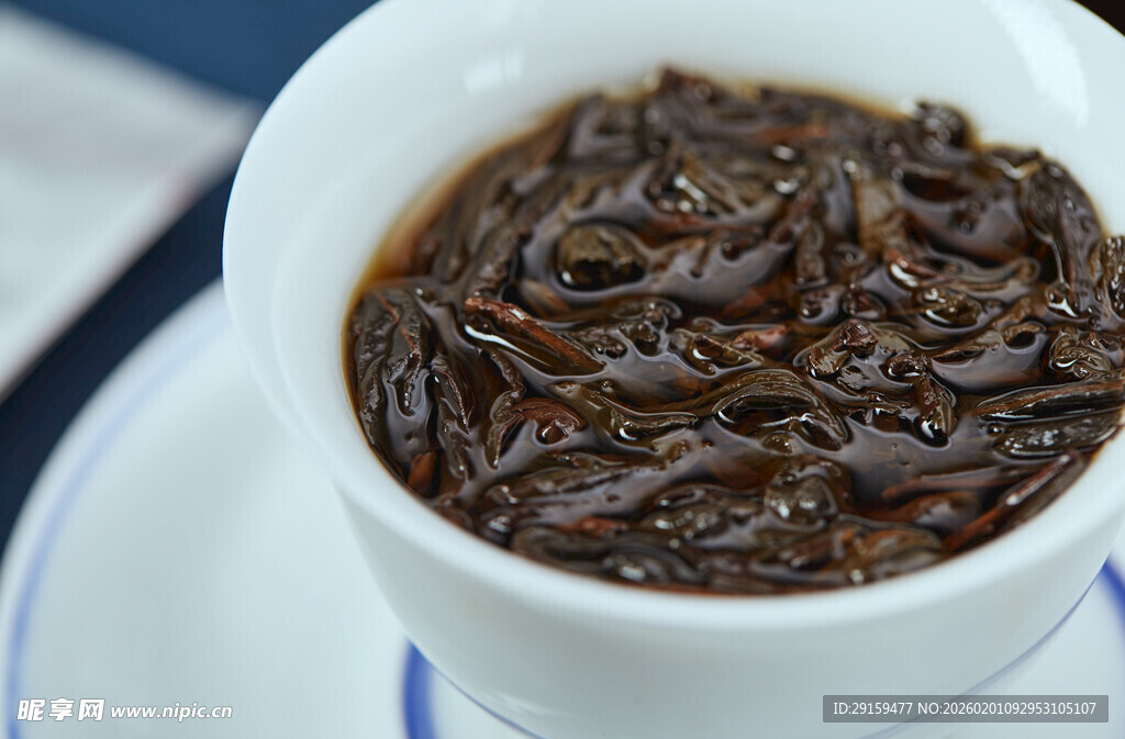 杯中红茶茶叶舒展