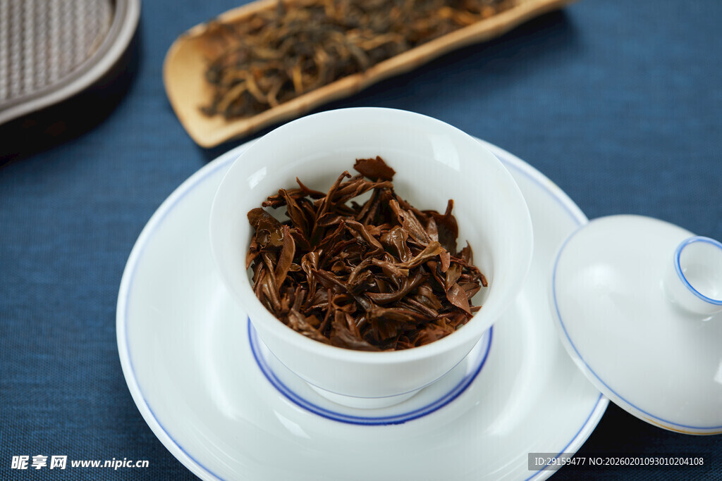 盖碗中的干茶叶特写