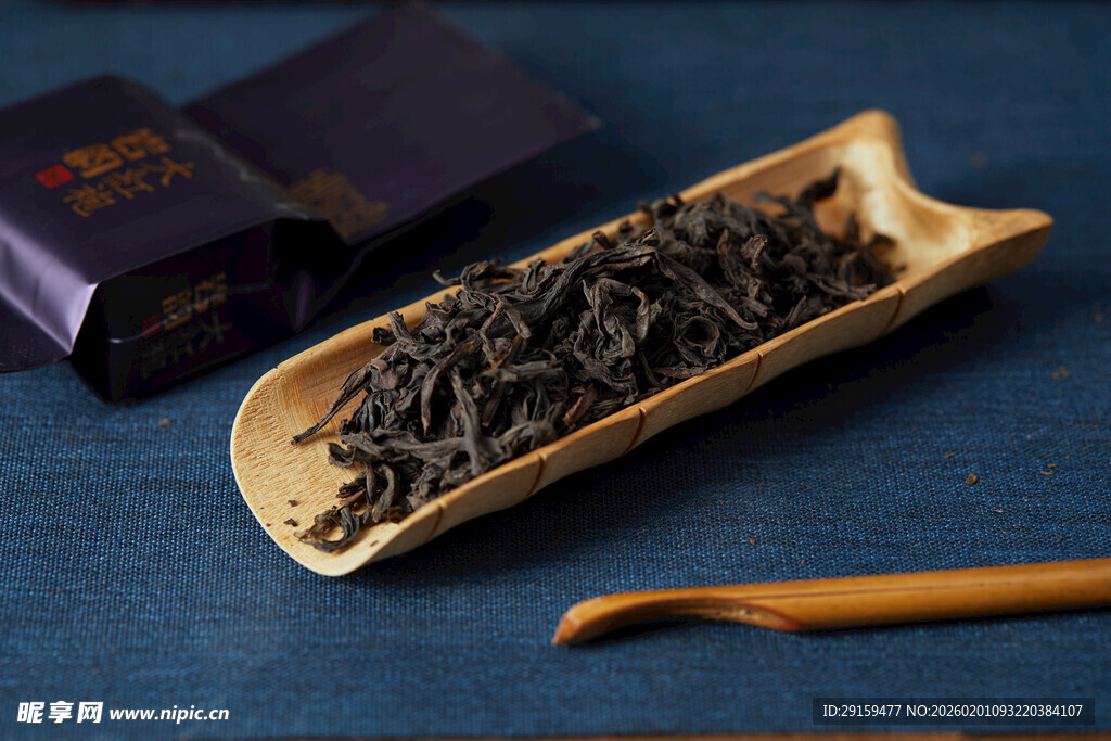 木制茶勺盛放的黑茶叶