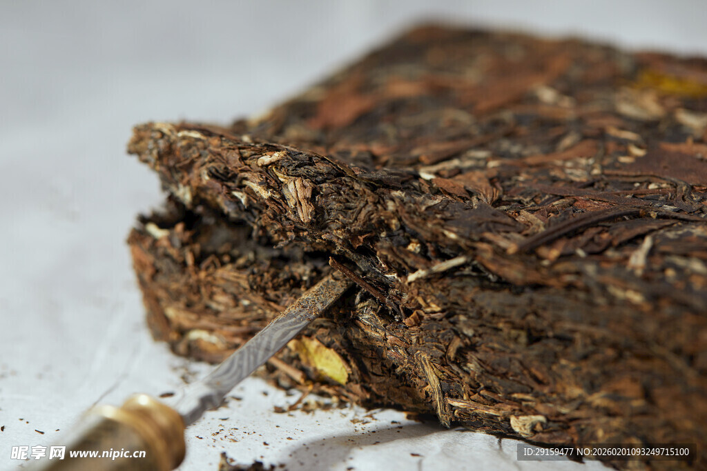 撬取陈年紧压茶